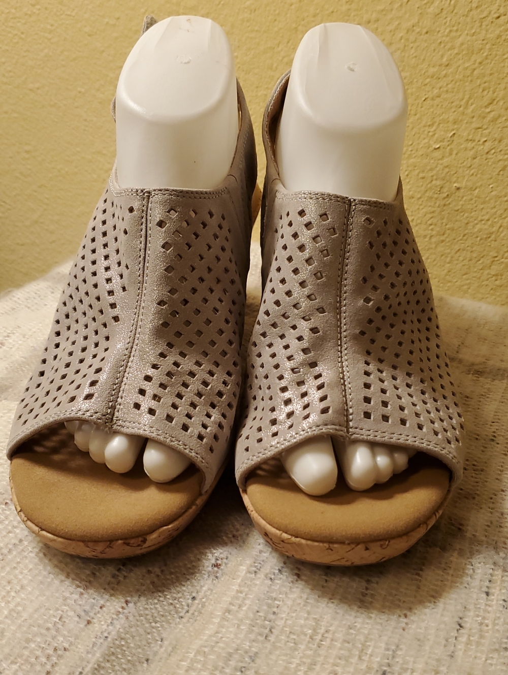 Rockport Light Metallic Taupe Perforated Peep-Toe Wedges Sz 9.5
